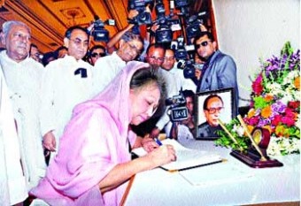 রাষ্ট্রপতির কফিনে ফুল দিয়ে শ্রদ্ধা এবং শোকবইয়ে স্বাক্ষর করেন খালেদা জিয়া