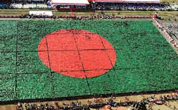 গিনেস বুকে বিশ্বের সবচেয়ে বড় মানব পতাকার আনুষ্ঠানিক স্বীকৃতি পেলো বাংলাদেশ